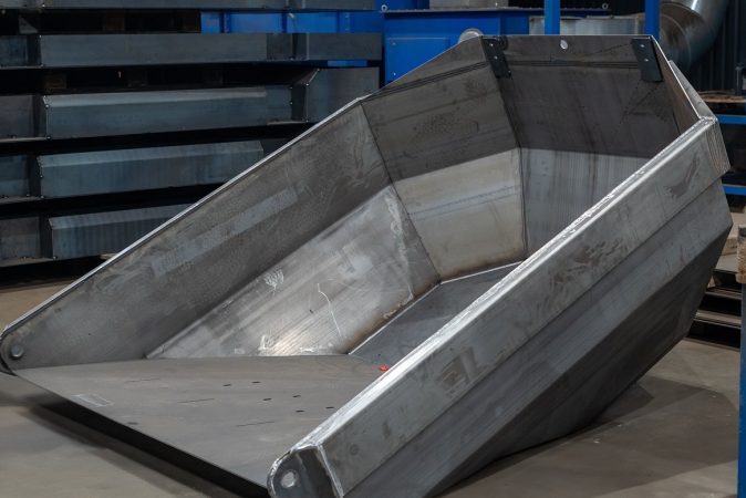 Eine Edelstahl-Schuttmulde für einen LKW.