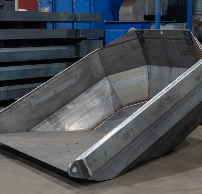 Eine Edelstahl-Schuttmulde für einen LKW.