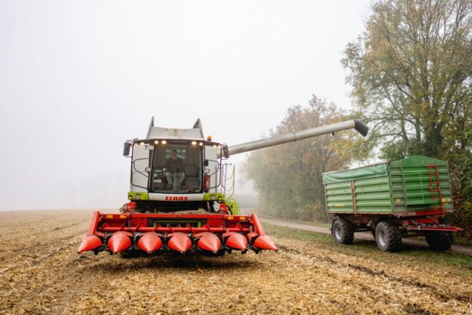 Mähdrescher auf einem abgeernteten Feld